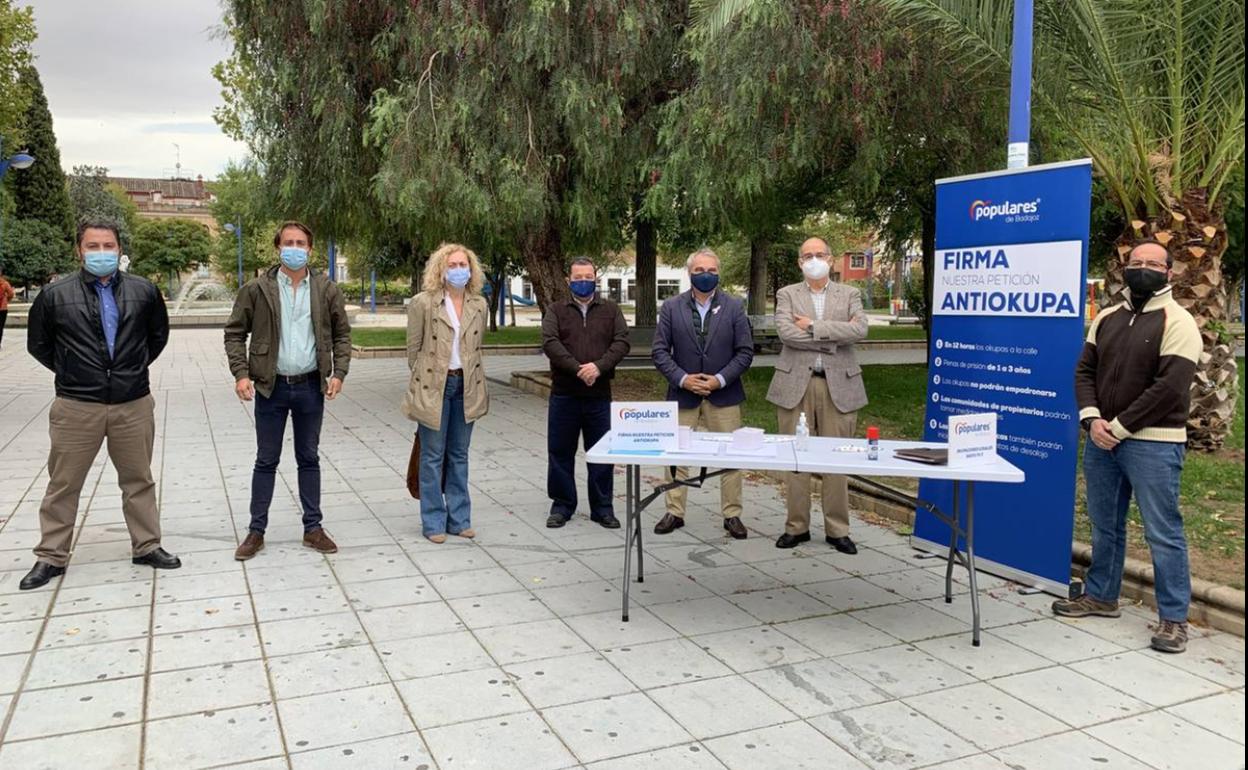 Mesa instalada en la Plaza de España 