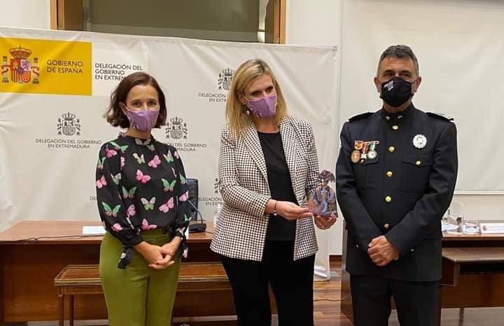 La delegada del Gobierno junto a Adolfo Mena y Nieves Villar 
