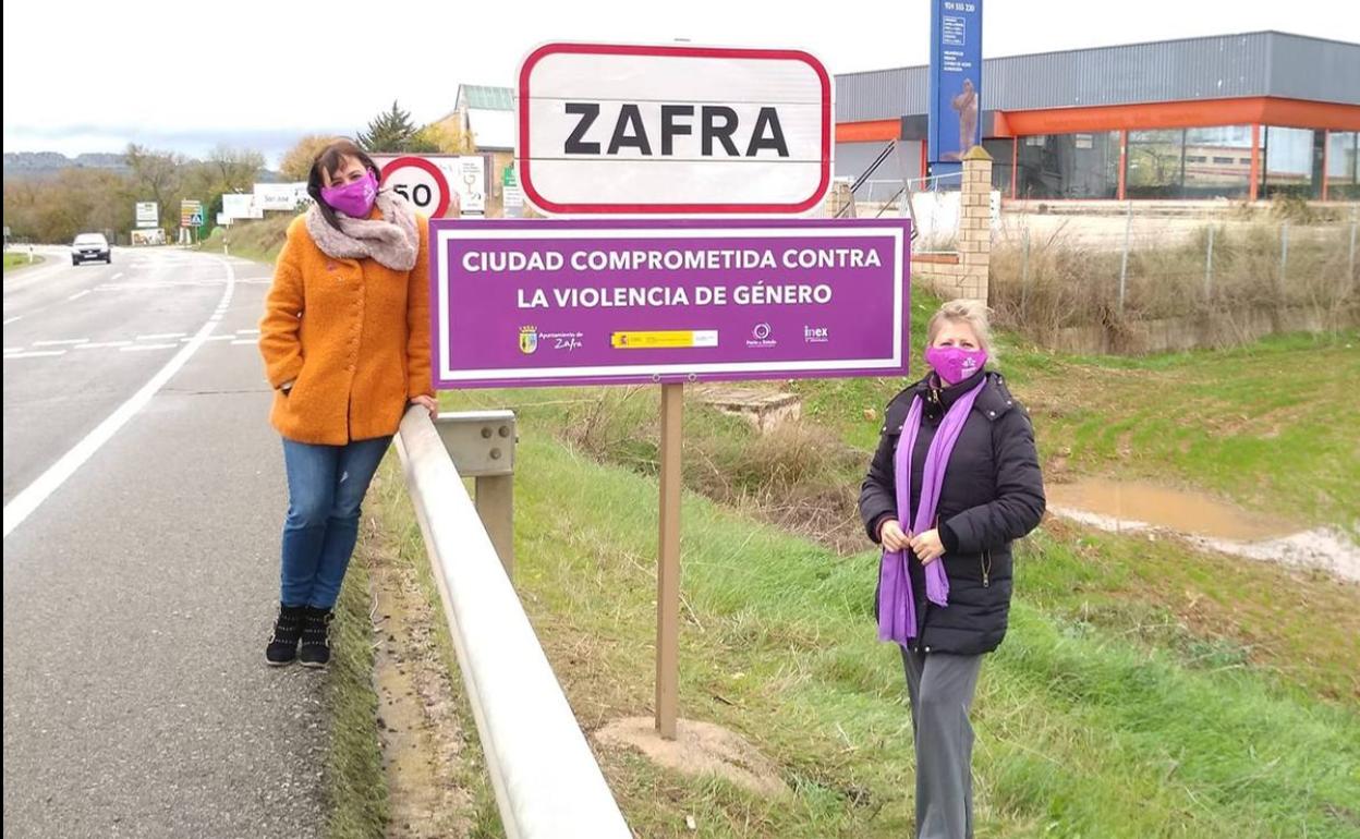 La concejala Maica Bacello y la directora del IMEX ante una de las señales 