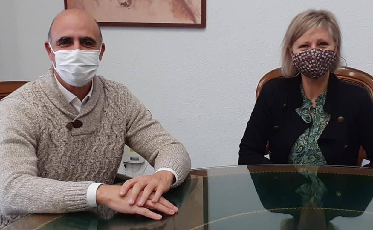 El alcalde y la concejala Maika Cabello durante el anuncio de esta medida 