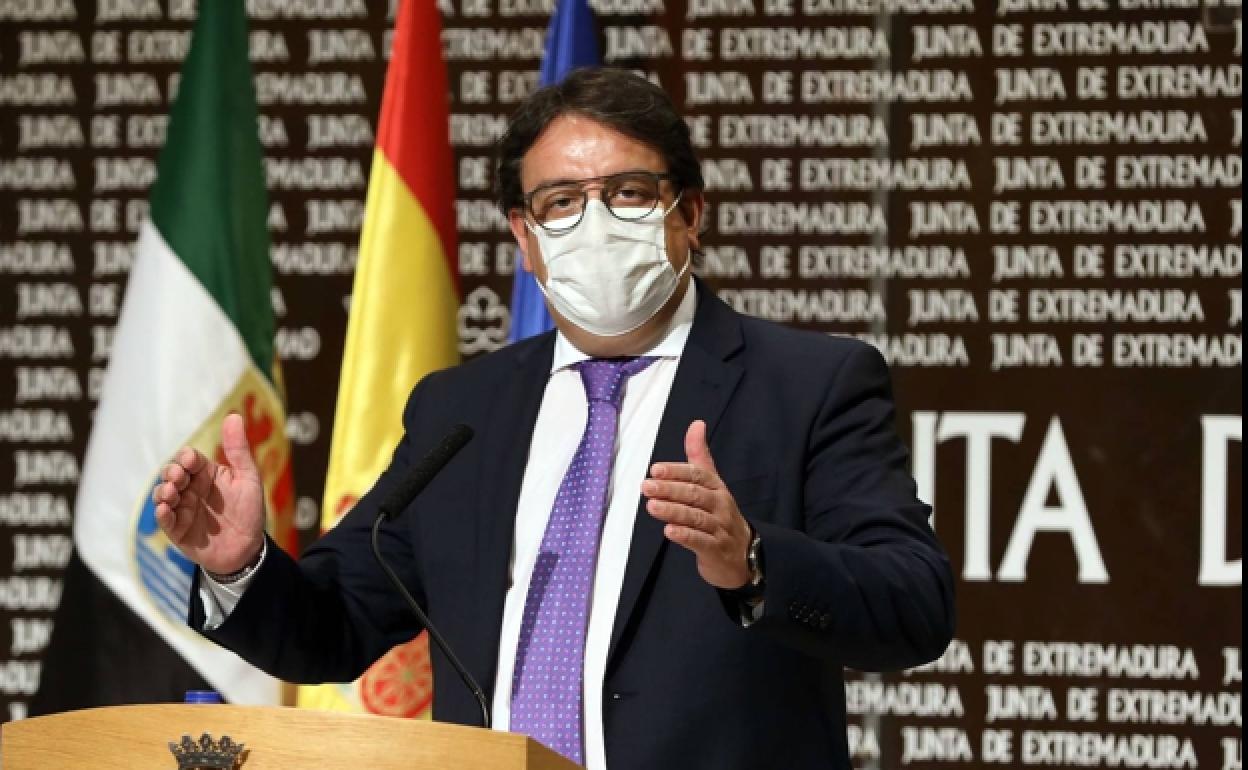 El consejero José Mª Vergeles en la rueda de prens ofrecida ho