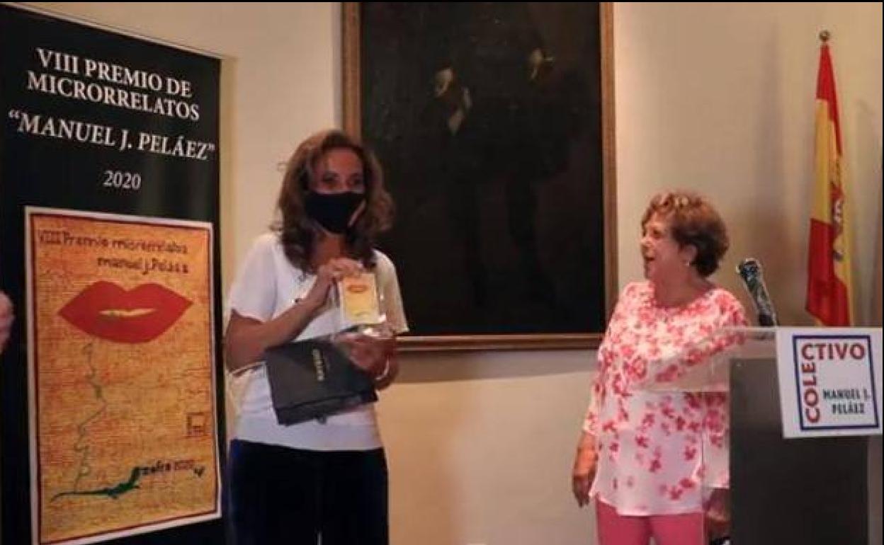 Entrega del premio a la ganadora de la edición de 2020 