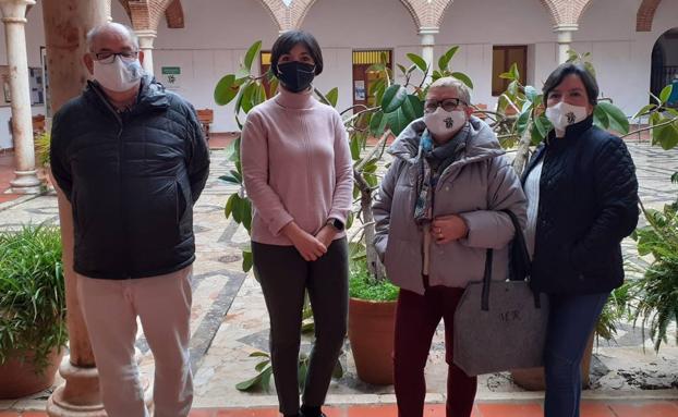 Representantes de las dos asociaciones con la concejala en el momenot del anunio 