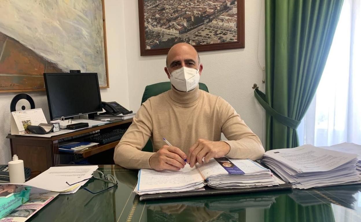 El alcalde en su despacho oficial 