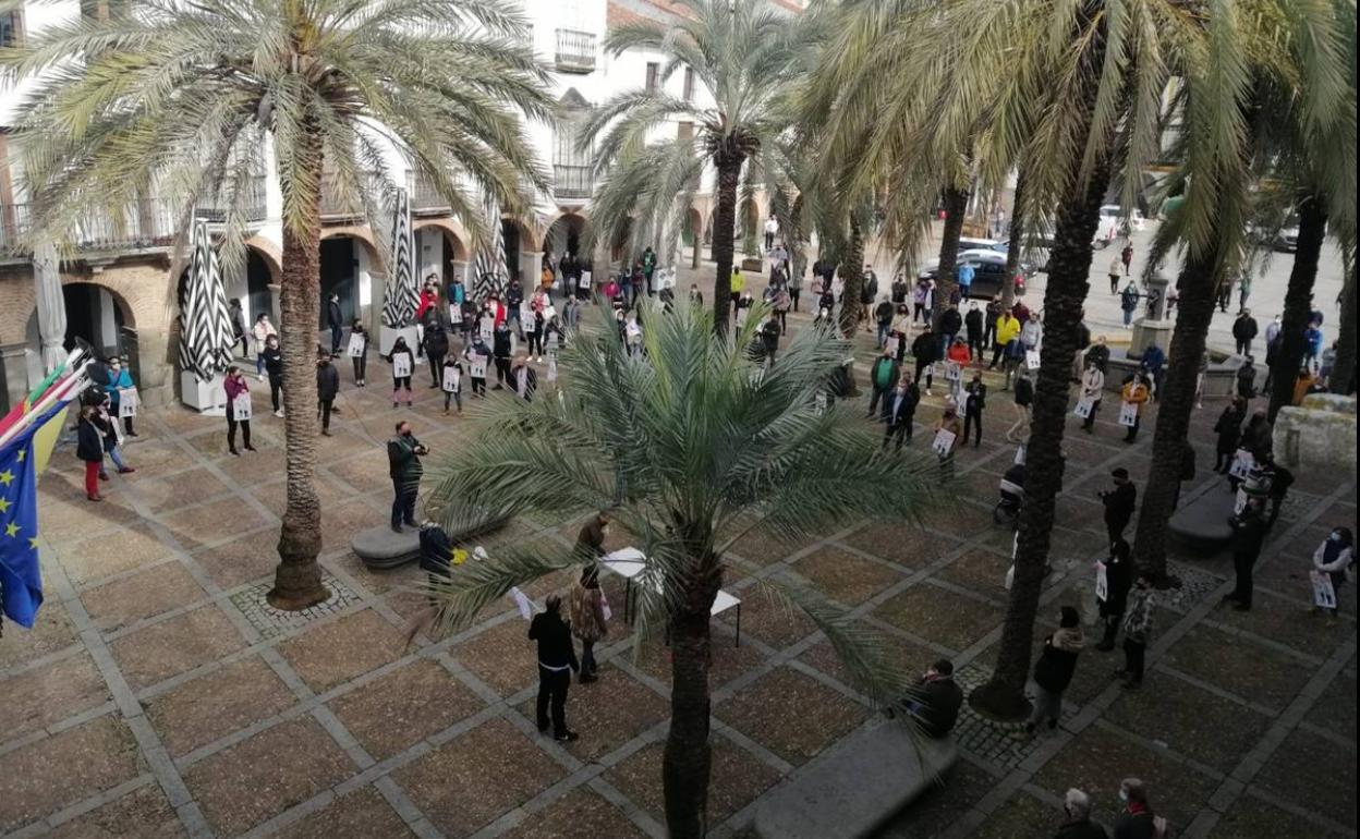 Un momento de la concentración en la Plaza Grande 