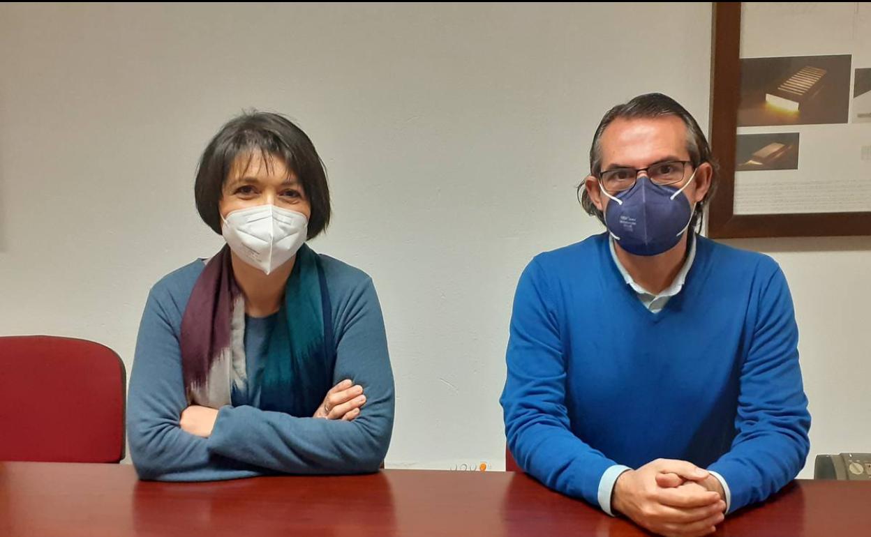 La concejala junto con el coordinador de las Escuelas Deportivas en rueda de prensa 