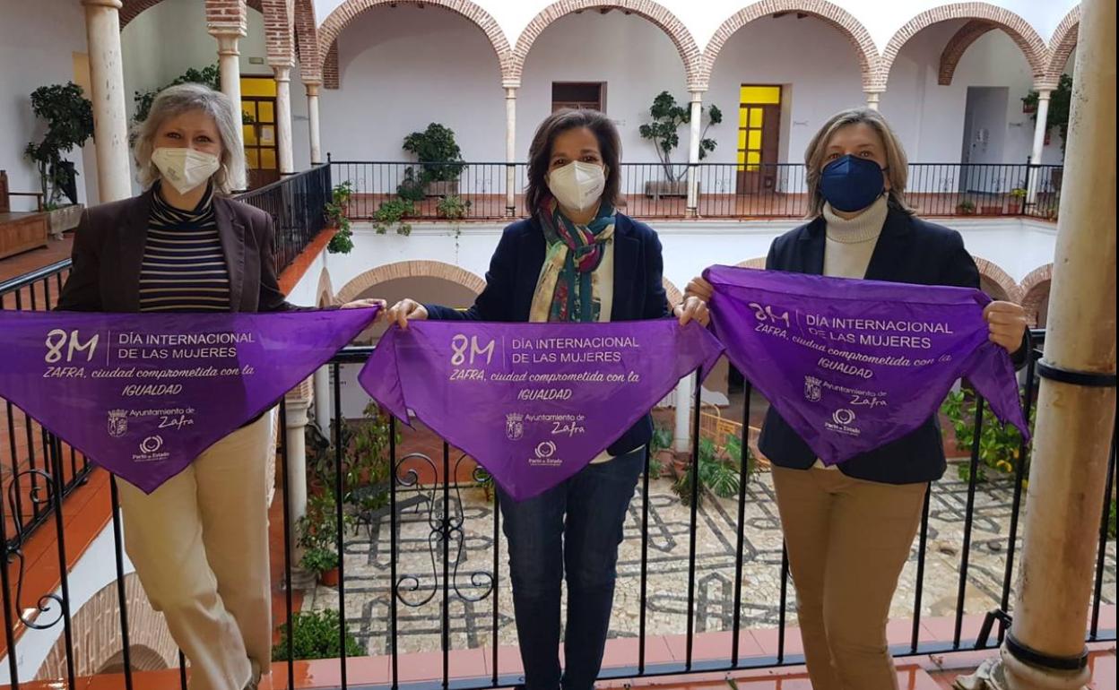Se han repartido pañoletas para colocar en los balcones y ventanas 
