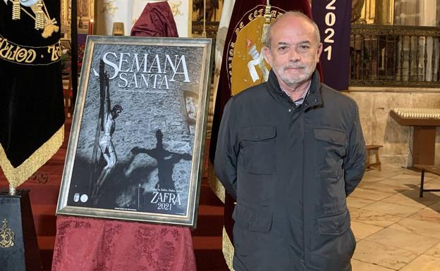 Pepe Santana junto al cartel anunciador 