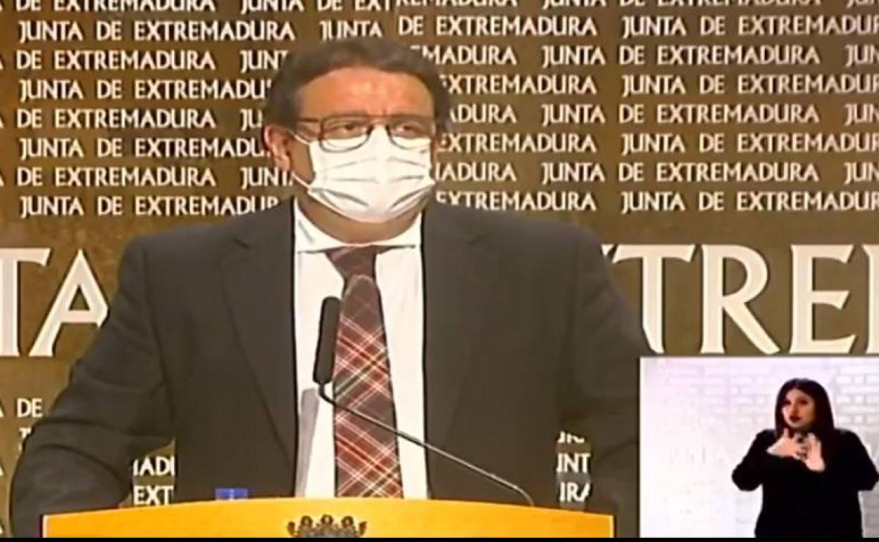 El consejero de Sanidad durante la rueda de prensa 