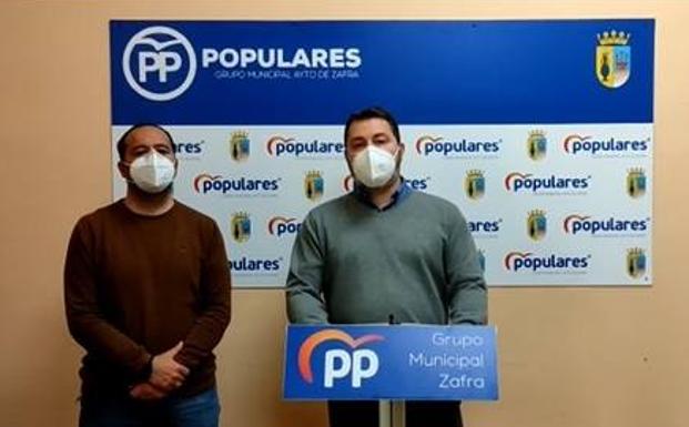Los dos concejales populares que han presentado la petición 