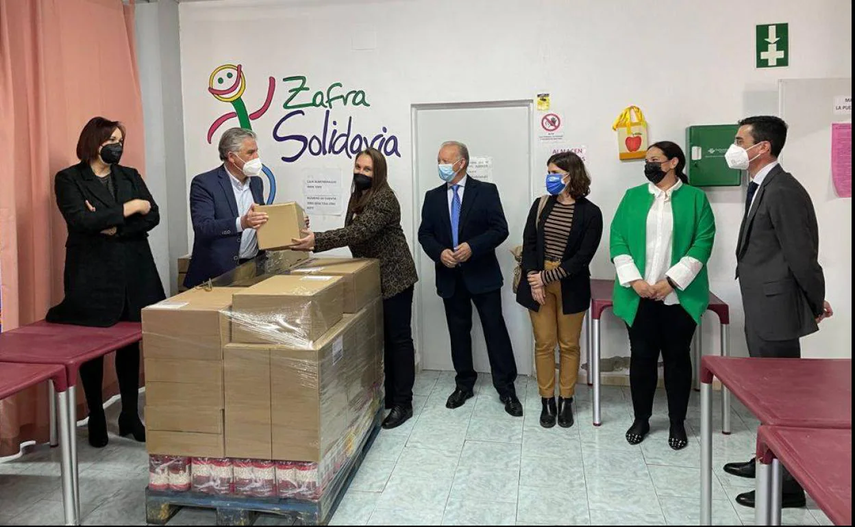 Entrega de los alimentos en la sede de Zafra Solidaria 