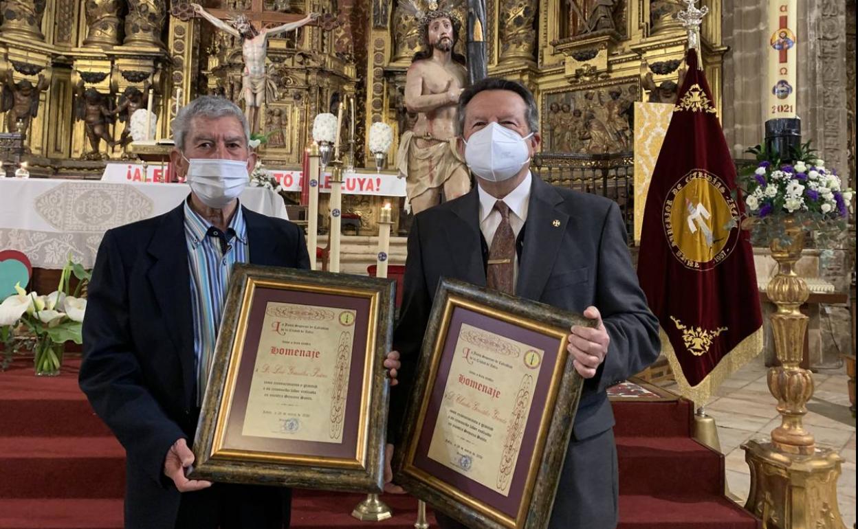 Luis González y a Claudio González tras recibir sus homenajes 