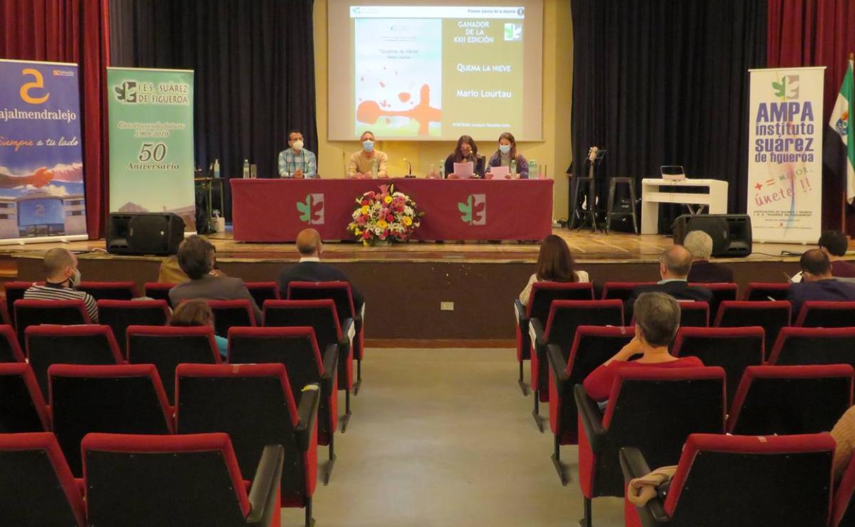 Alumnas comentando la obra ganadora 