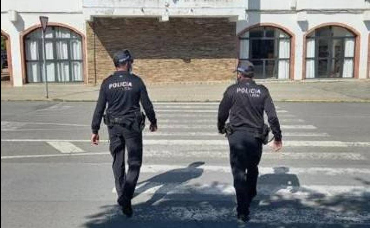 Dos agentes patrullando desde hoy las calles a pie 