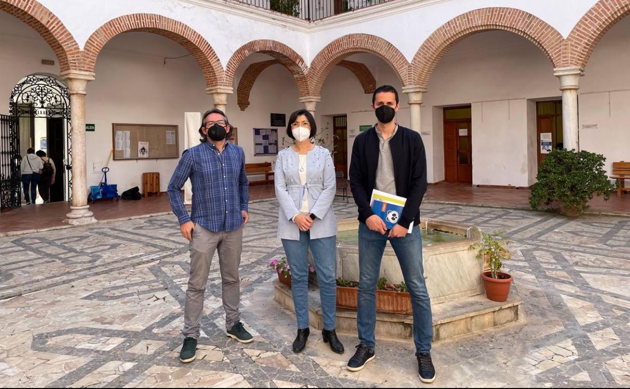 La concejala con lso dos técnicos durante la presentación 