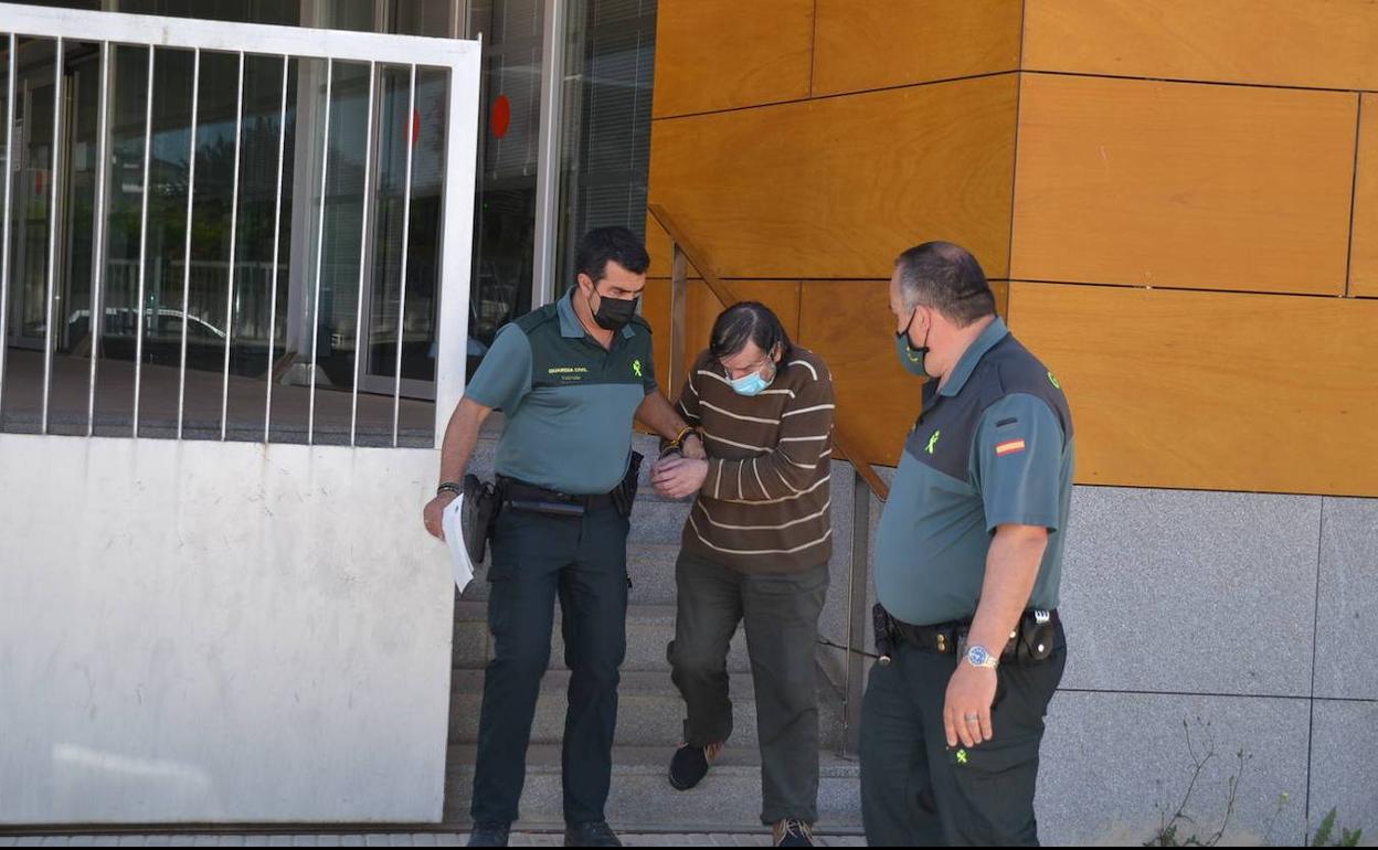 El presunto autor de los hechos saliendo de los juzgados de Zafra