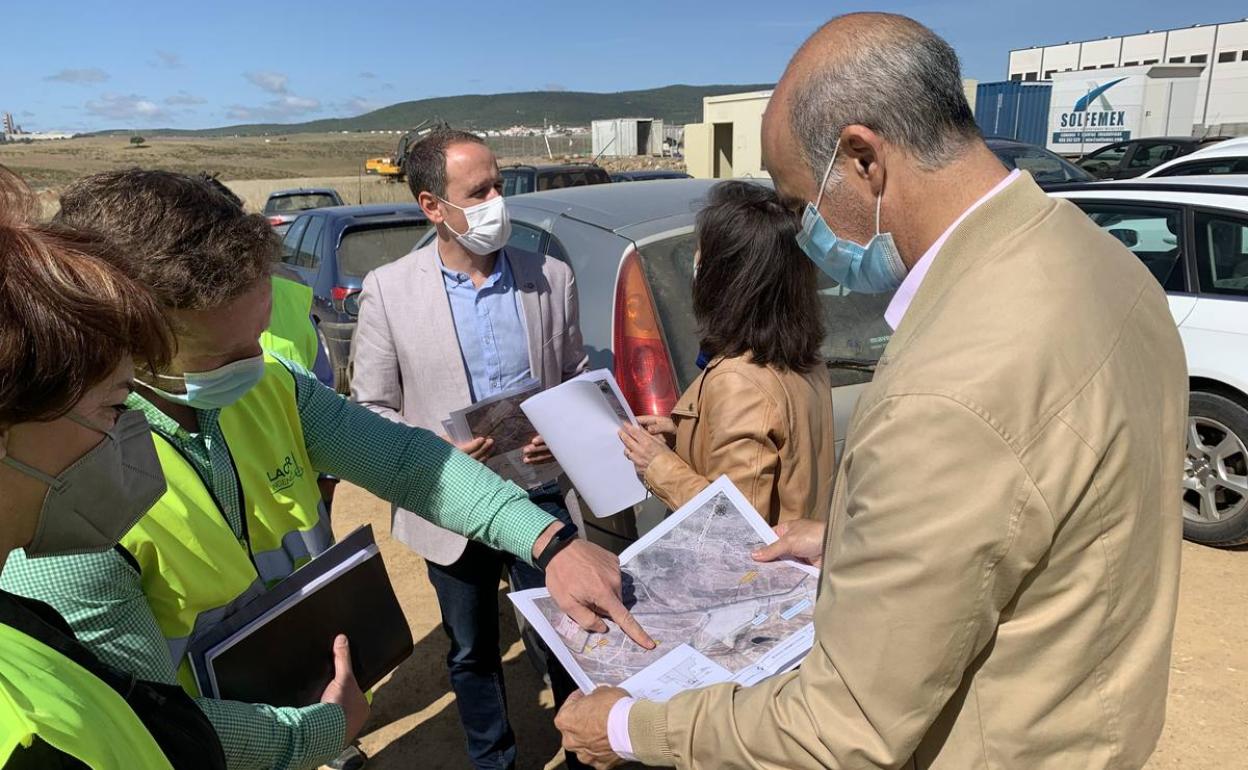 Visita del alcalde y el durector general a las obras 