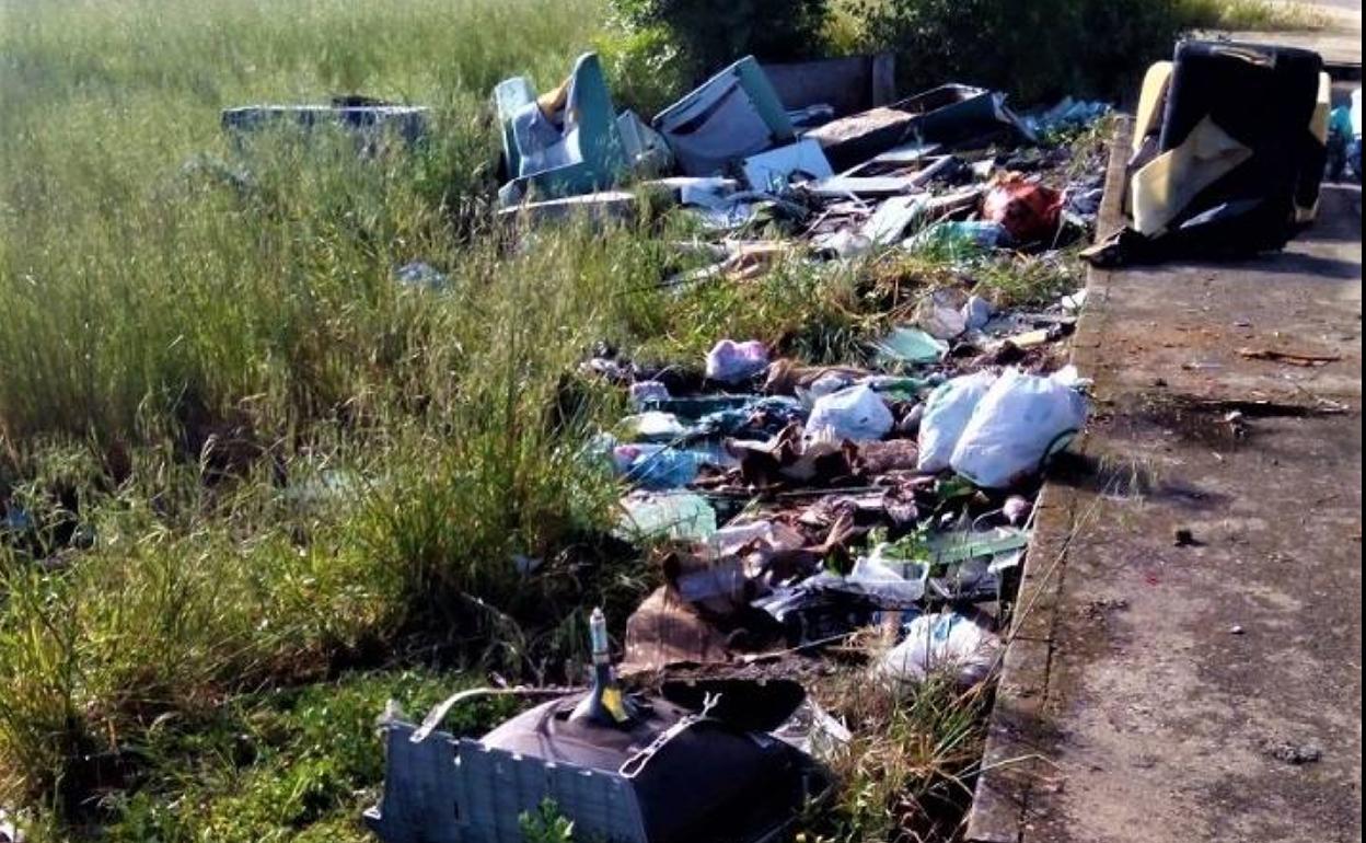 Residuis dejados por los ciudadanos en el polígono industrial 