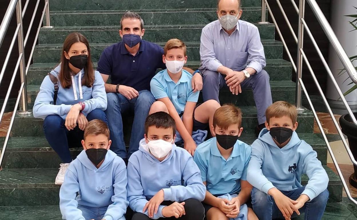 Los ajedrecistas junto con sus monitores en la primera fase 