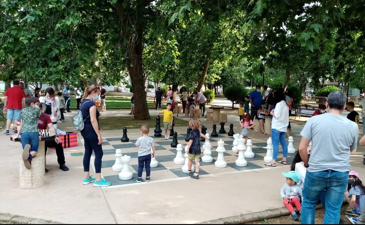 El ajedrez fue el protagonista este viernes en el Parque de la Paz 