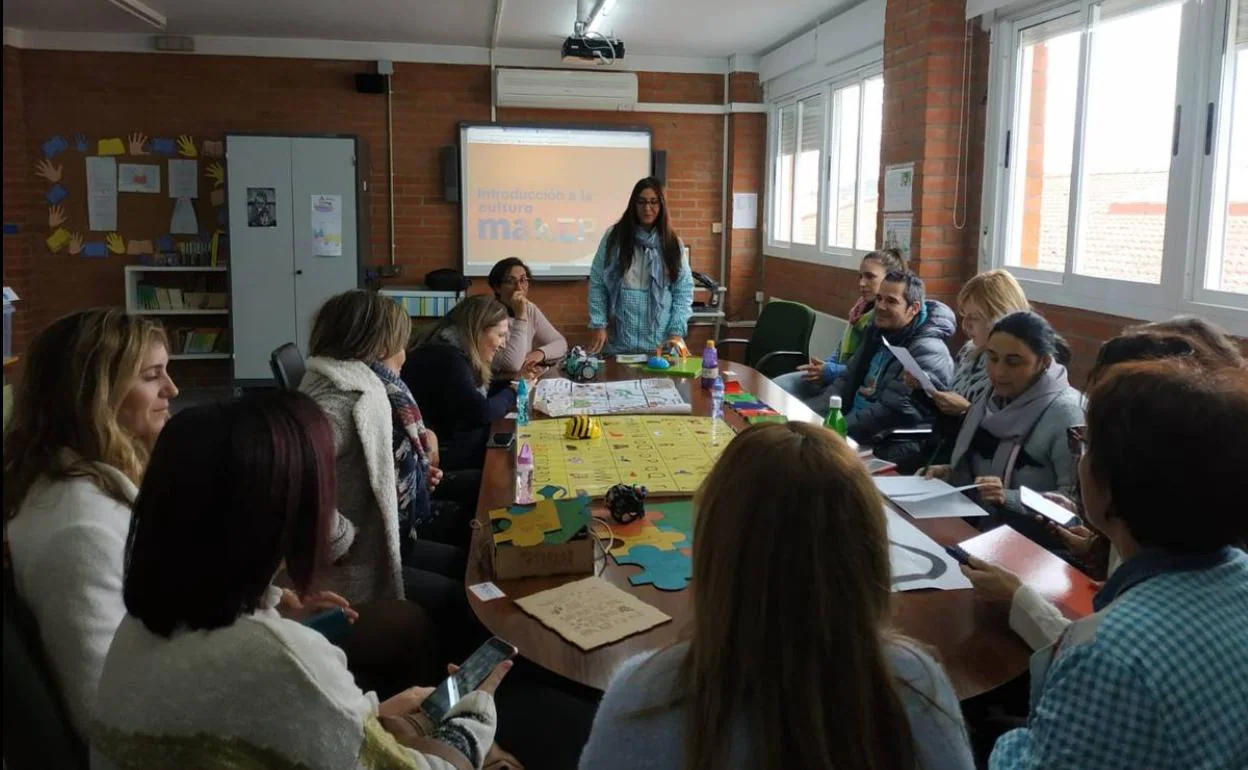 El claustro recibiendo una formación presencial sobre fabricación difital 