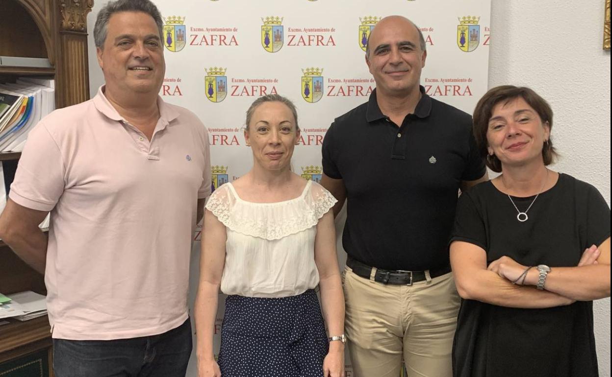 Los secretarios del Premio junto al alcalde de Zafra en 2019 