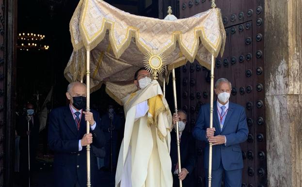 Bendición en una de las puertas del templo 