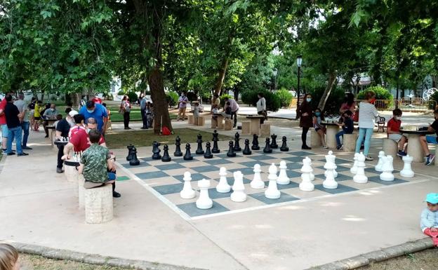Viernes de ajedrez en el PArque de la Paz 