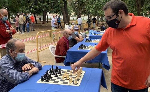 Partida simultánea con el Gran Maestro Pérre Candelario 