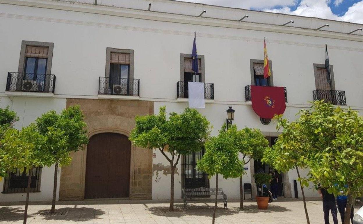 Bandera desplegada en el consistorio 