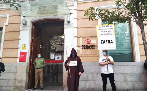 Reivindicación en las puertas del edificio 