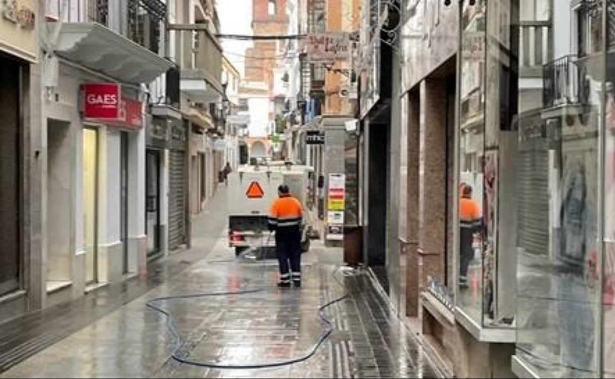 La falta de concienciación ciudadana y el retraso en las contrataciones del personal a través del Sexpe acrecentaron el problema de la suciedad en las calles