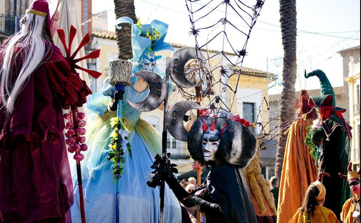 Samarkanda Teatro trae este viernes a las plazas Grande y Chica su pasacalles 'Hadas, duendes y otros seres extraños'
