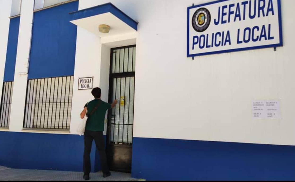 El turno de tarde de la Policía Local no puede acceder a la Jefatura