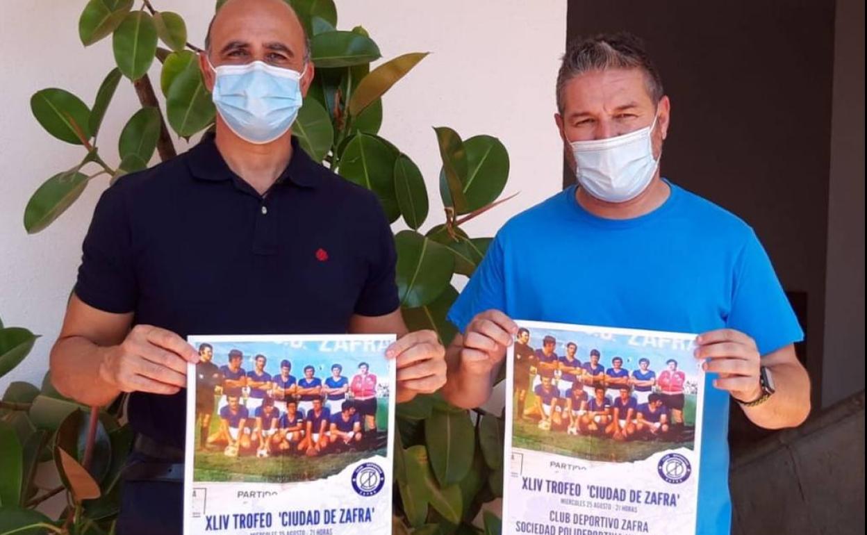 El alcalde y el presidente del club en la presentación del trofeo 