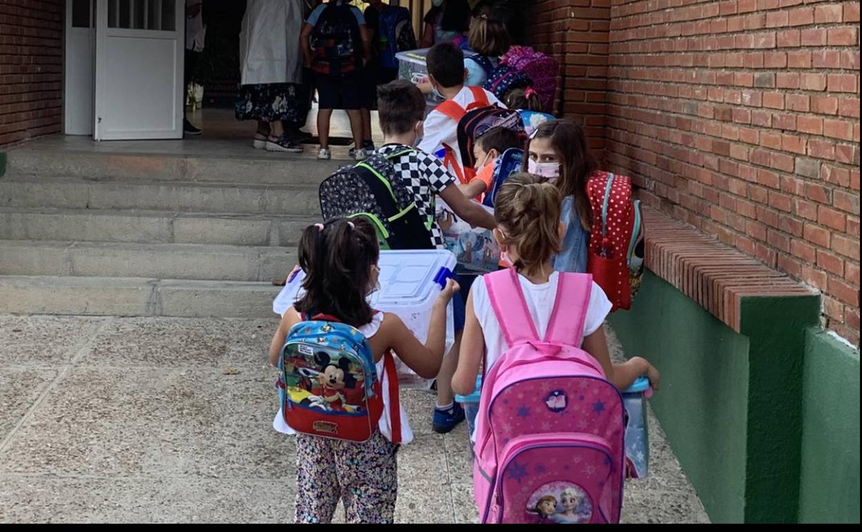 El PP critica que los colegios estén en estas fechas sin empresa para el servicio de limpieza