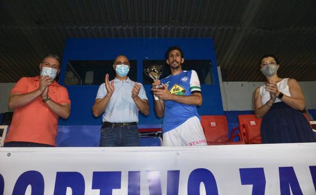 El capitán del Zafra, recogió el trofeo de subcampeón 
