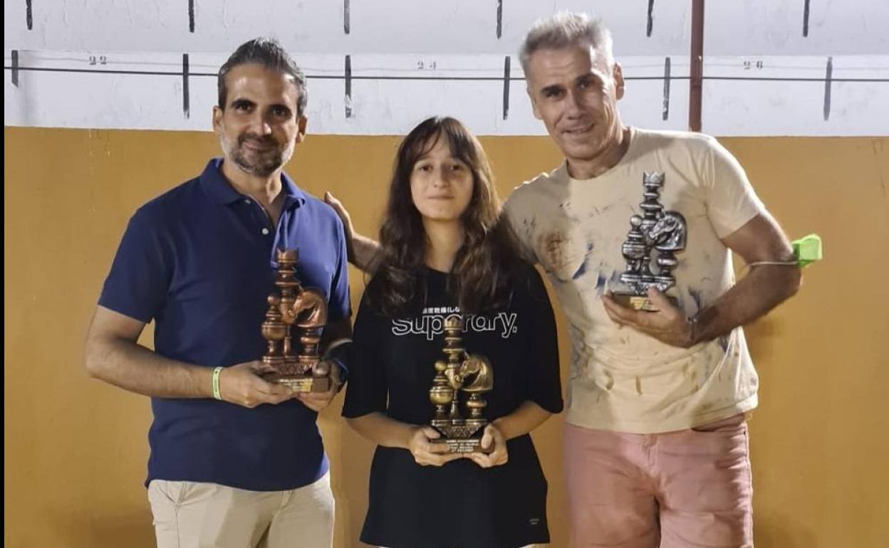 La campeona Pilar Díaz junto a Antonio Ugalde y Daniel Gragera 