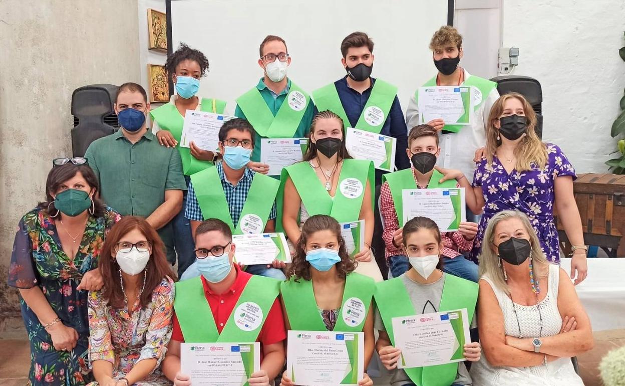 Los alumnos juntos a sus formadores y el equipo directivo tras recibir sus diplomas y becas 