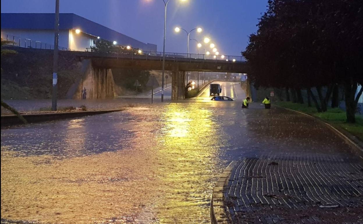 El agua llegaba hasta la cintura de los trabajadores a primera hora de la mañana en el puente de la N-432 