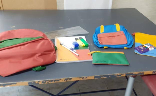 LAs mochilas con el material básico escolar 