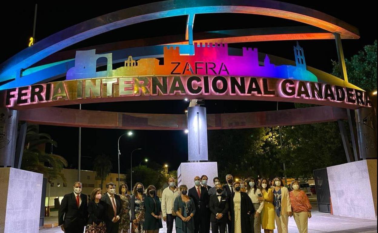 El recinto ferial estrena su nueva portada ya iluminada tras la inauguración