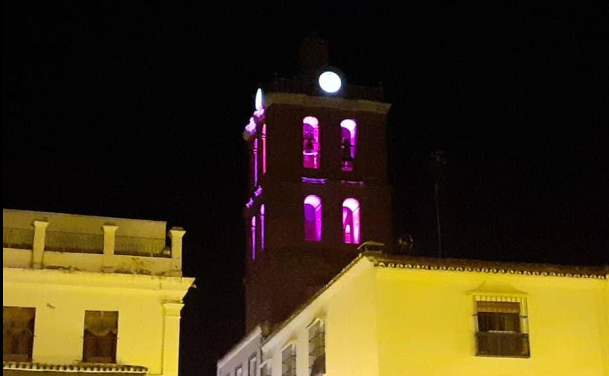 La Candelaria iliminada de rosa por este día 