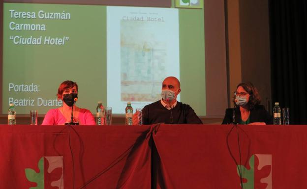 La directora junto al alcalde y Lala Morán 