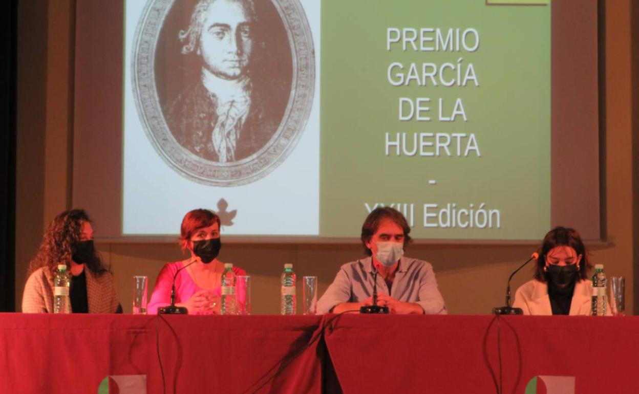 Dos alumnas presentaron al autor y comentaron la obra ganadora 