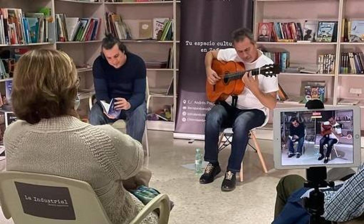 Una de las últimas presentaciones en la librería 