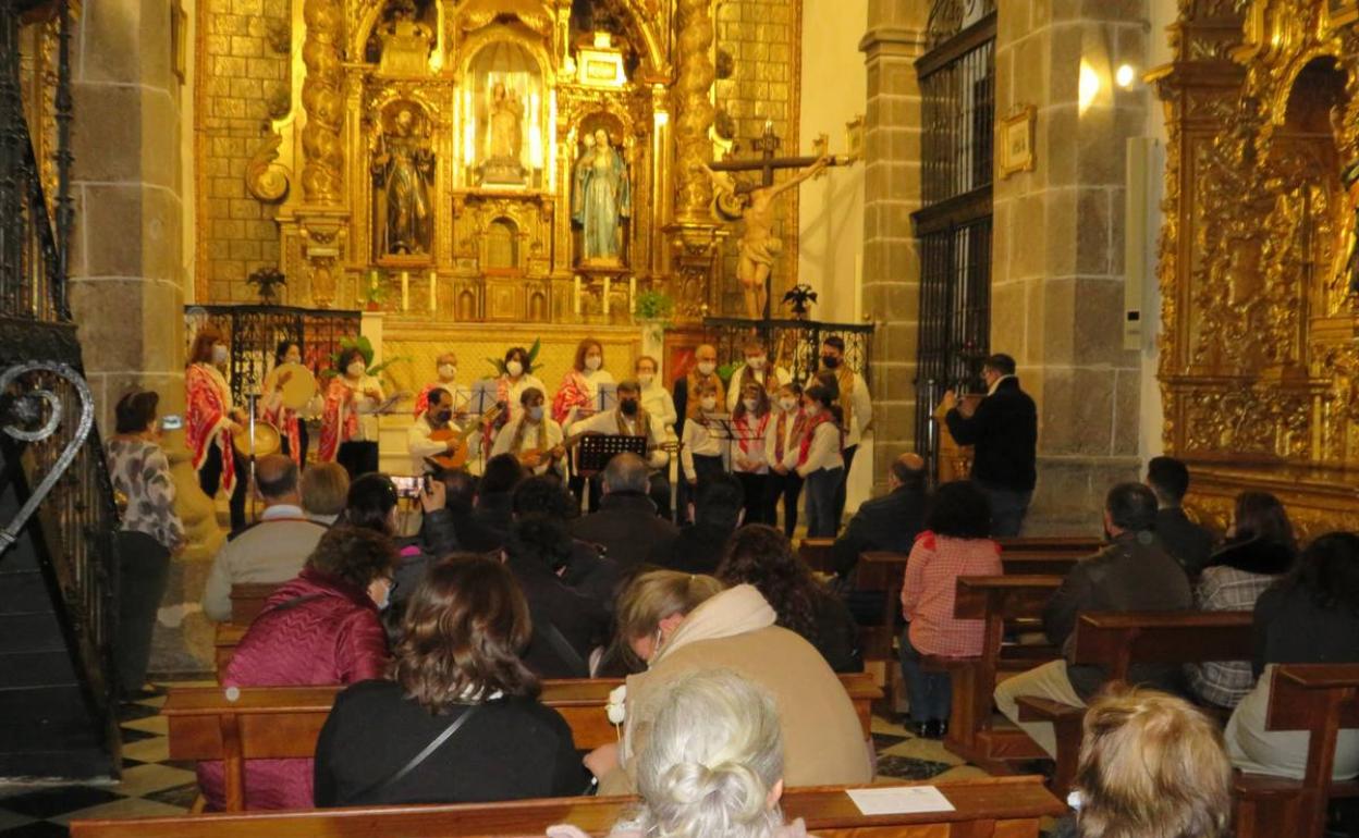 Actuación del grupo El Castellar durante el certamen de villancicos 