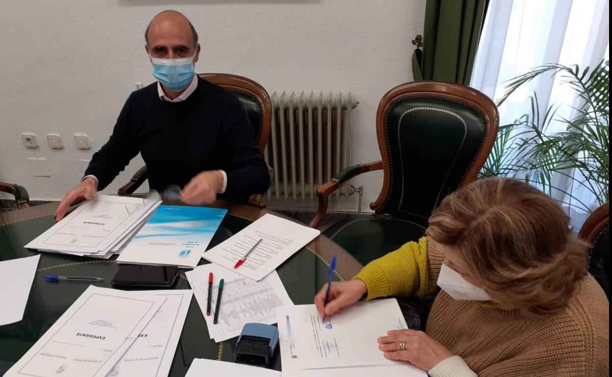 Las distintas asociaciones han firmado sus convenios en el ayuntamiento 