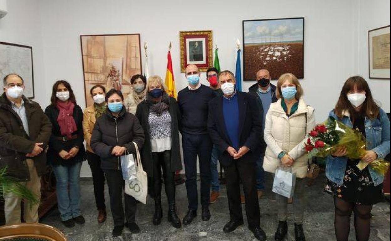 Los homenajeados con el alcalde y otrso concejales de la Corporación 