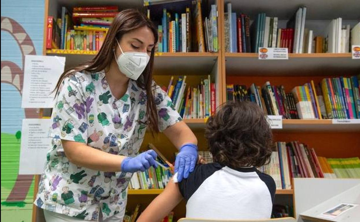 Tres familias «indignadas» porque a sus hijos de 5 y 7 años considerados por sus enfermedades como de riesgo alto no hayan sido aún vacunados contra la covid